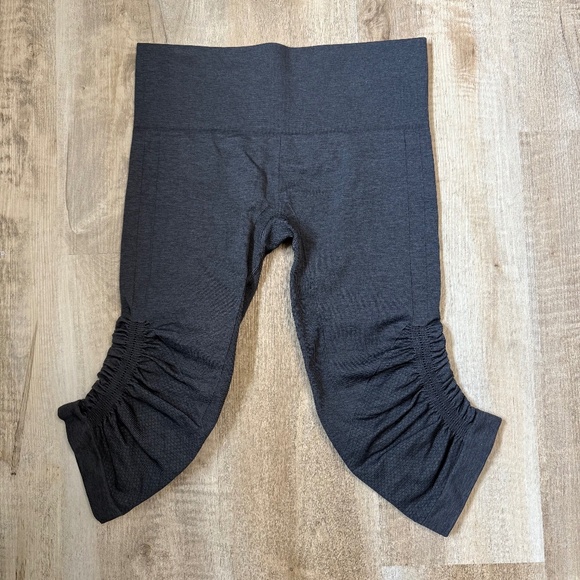 Lululemon Yoga In the Flow Capri Crop Legging Tights Ruched Size 6 Charcoal Grey - Picture 2 of 4